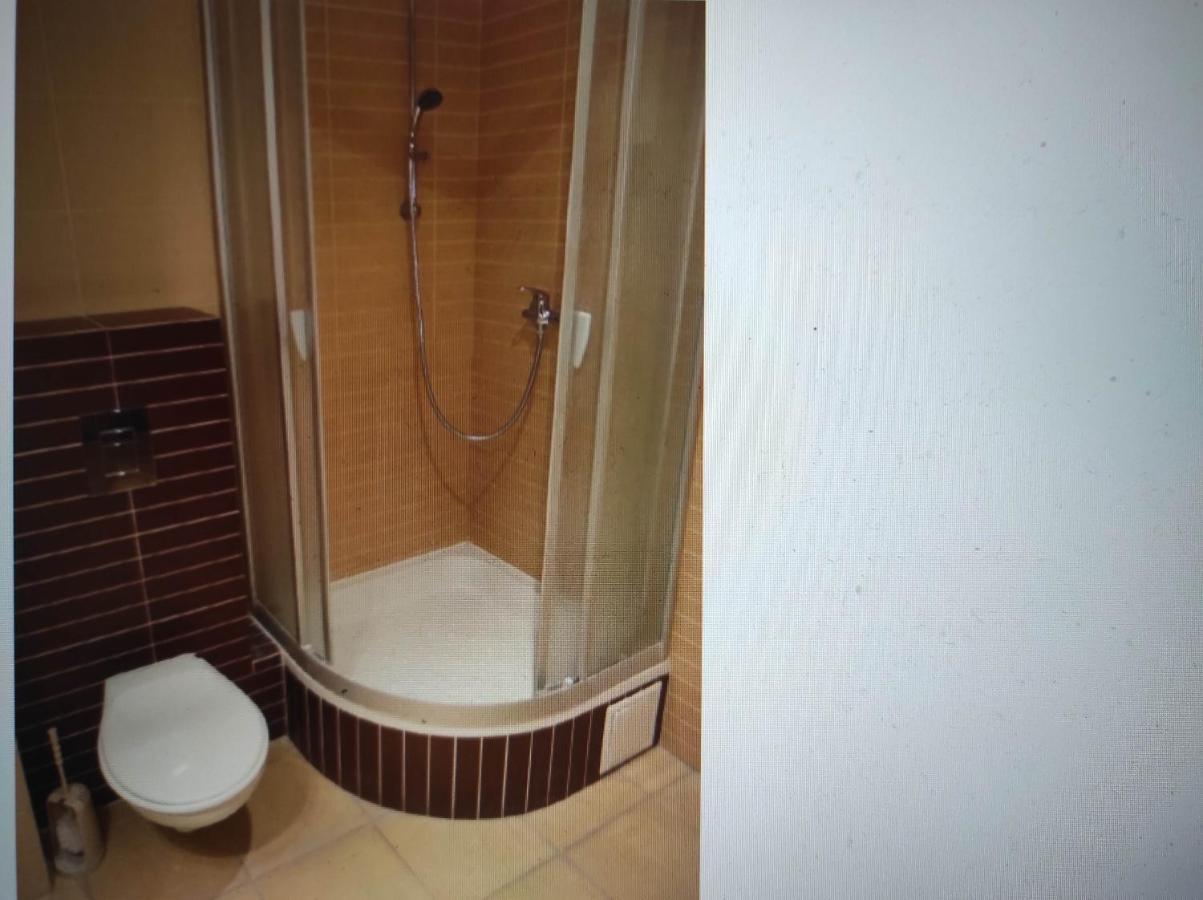 With 2 Shared Bathrooms ,wc , 2km To Old Town -100m From Metro Szwedzka * Varšava