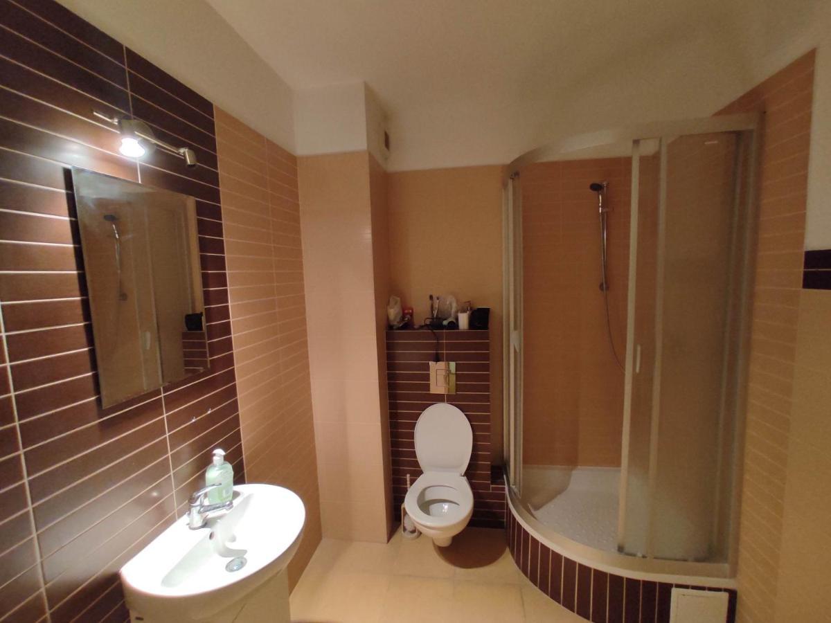 Kemp With 2 Shared Bathrooms ,wc , 2km To Old Town -100m From Metro Szwedzka *