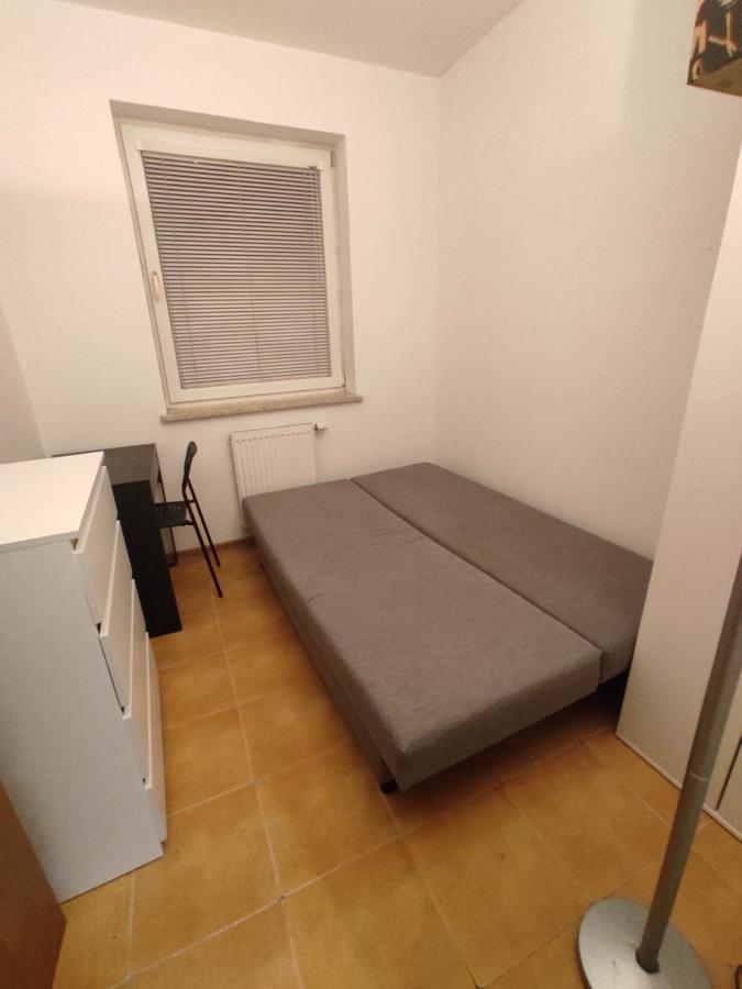 Kemp With 2 Shared Bathrooms ,wc , 2km To Old Town -100m From Metro Szwedzka *