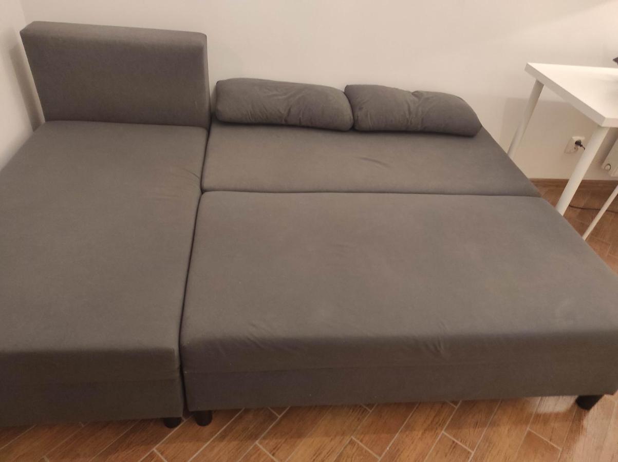With 2 Shared Bathrooms ,wc , 2km To Old Town -100m From Metro Szwedzka Varšava